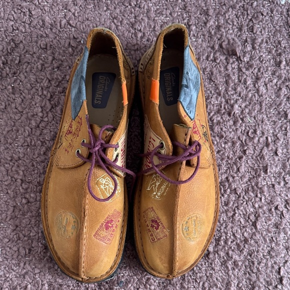 Clarks Tan Chukka Boots with Purple Laces - Picture 4 of 6